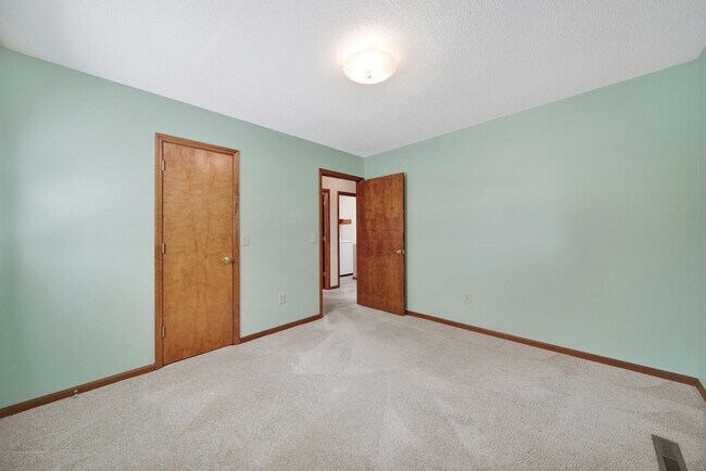 Building Photo - Lovely 3 Bed 2 Bath Ranch Home on Large Lot!