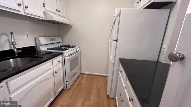 Building Photo - 5904 Cove Landing Rd