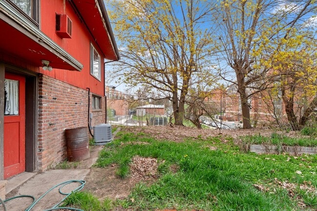 Building Photo - 4+ bed 2 bath available center of campus v...
