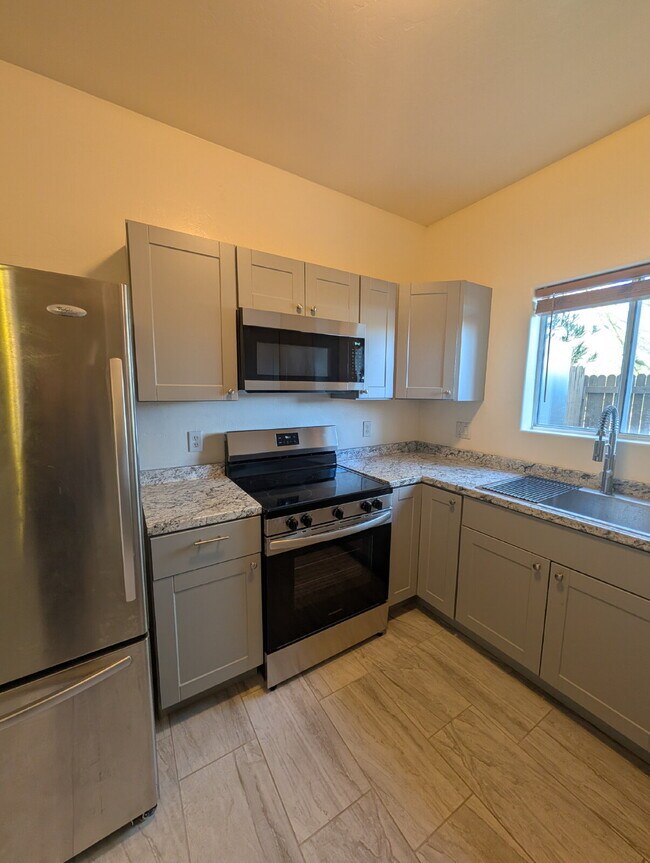 Building Photo - Renovated Townhouse with desert views.