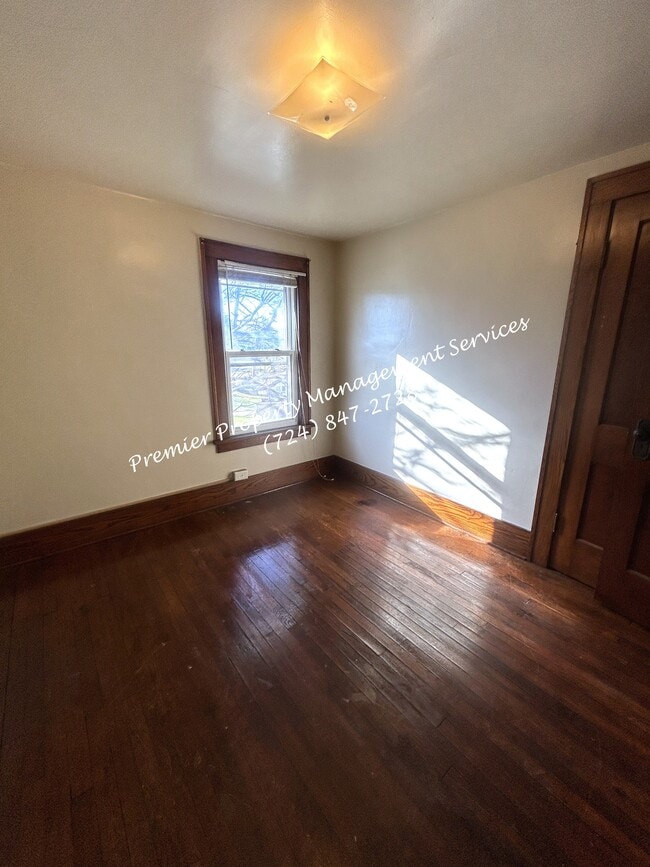 Building Photo - 979 King St