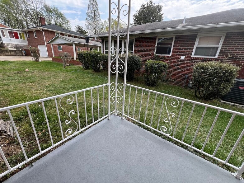 Building Photo - 837 Crawford St