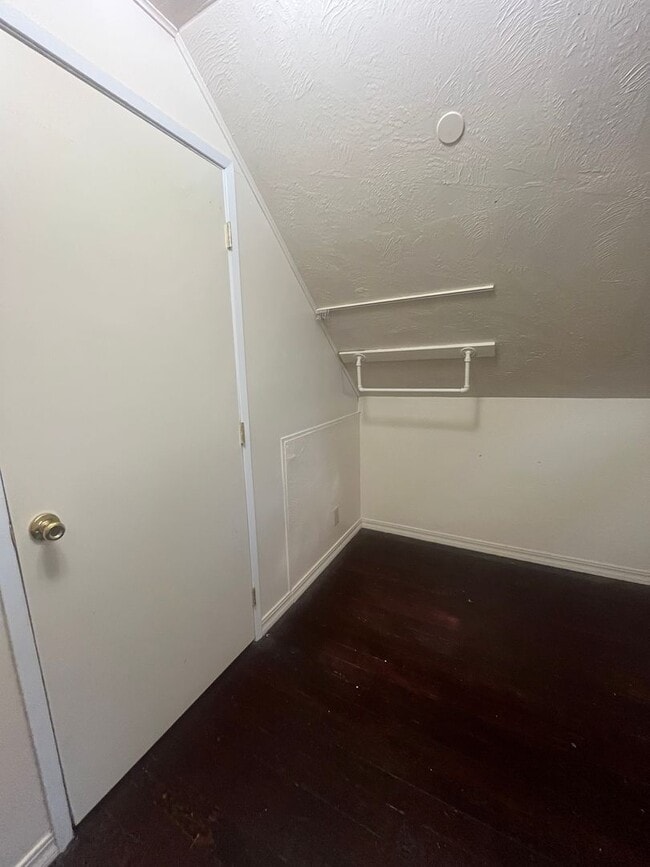 Building Photo - 3-Bedroom 1-Bathroom two story unit