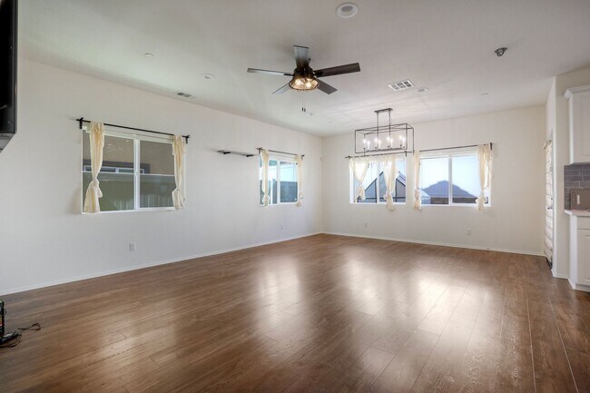 Building Photo - Fallbrook Two Weeks FREE Beautiful Horse Creek Ridge Spacious 3 Bed / 2.5 Bath Home with Solar