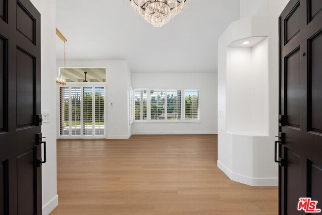 Building Photo - 655 Calle Ladera
