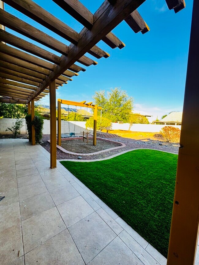 Building Photo - FOR RENT