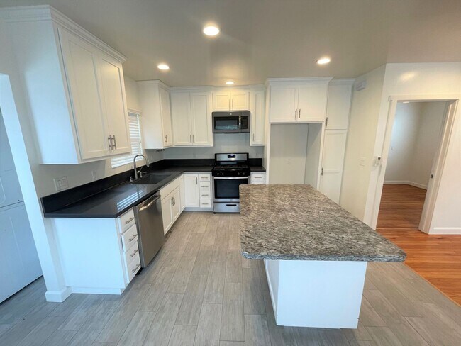Building Photo - Remodeled Midtown Apartment w/Air Conditio...