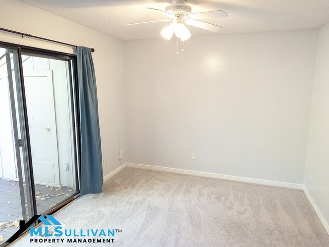 Building Photo - 4100-4105 Five Oaks Dr