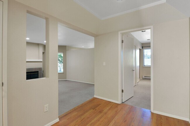 Building Photo - Your Sun-Drenched Redmond Retreat Awaits!