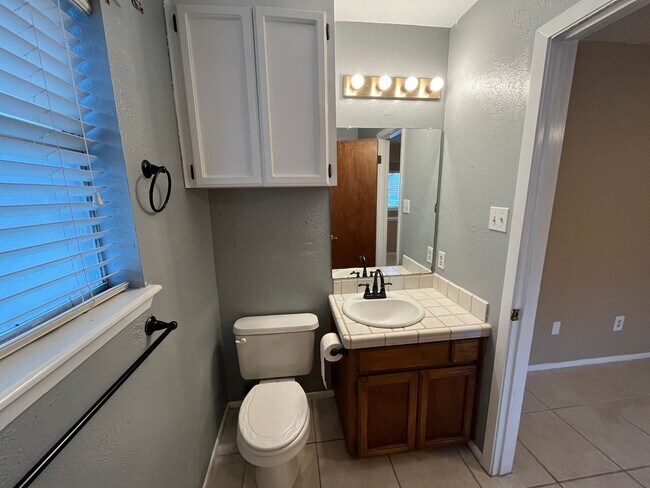 Building Photo - 2118 Meadowgrove Dr