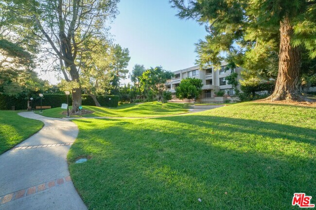 Building Photo - 15233 Magnolia Blvd