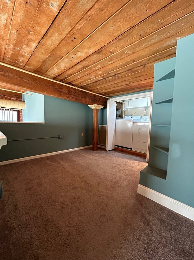 Building Photo - 839 Main St