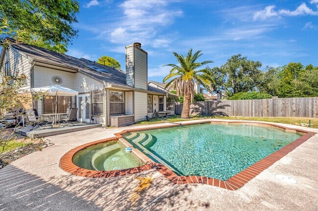 Building Photo - 15131 Cranbourne Dr