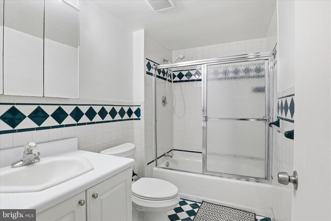 Building Photo - 3033 Sylvan Dr