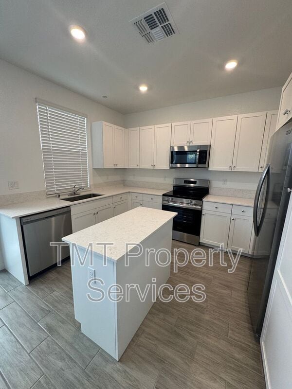 Building Photo - 867 Lk Pk Cir