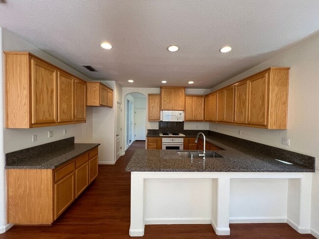 Building Photo - Spacious Folsom Parkway Home Near Park wit...