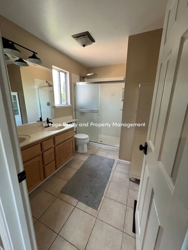 Building Photo - Ready To Go Top Of The Line 4 Bedroom Two Story Home!!!