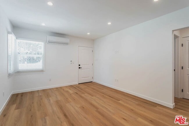 Building Photo - 815 W Glenoaks Blvd