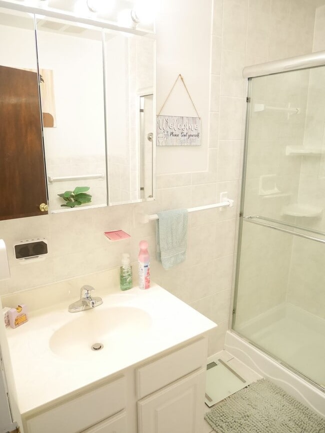 Building Photo - Charming 3-Bedroom Single Family Home with...