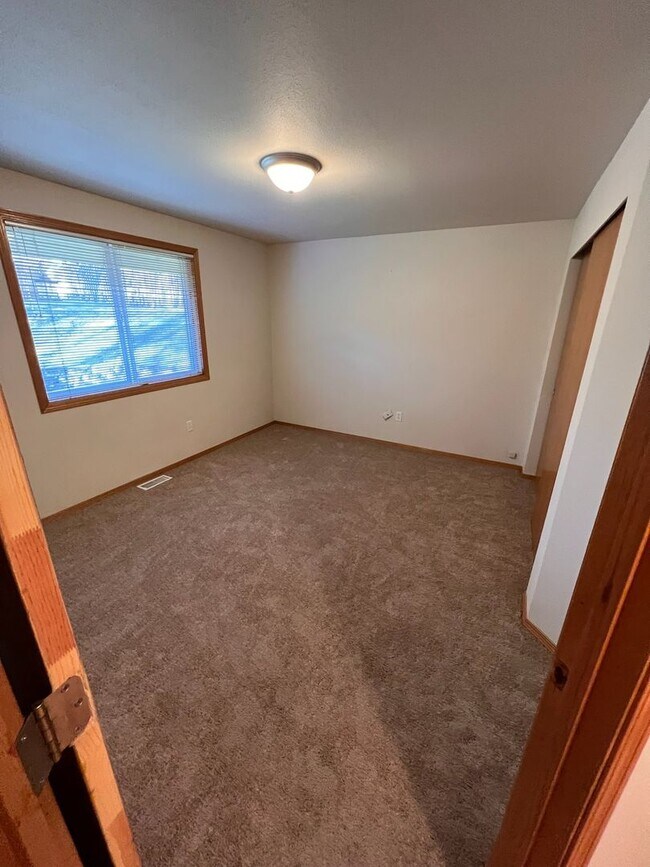 Building Photo - Lake Louise Gem