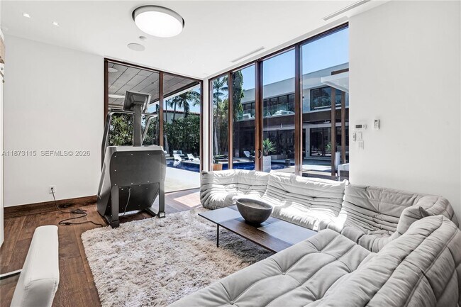 Building Photo - 3009 Pine Tree Dr