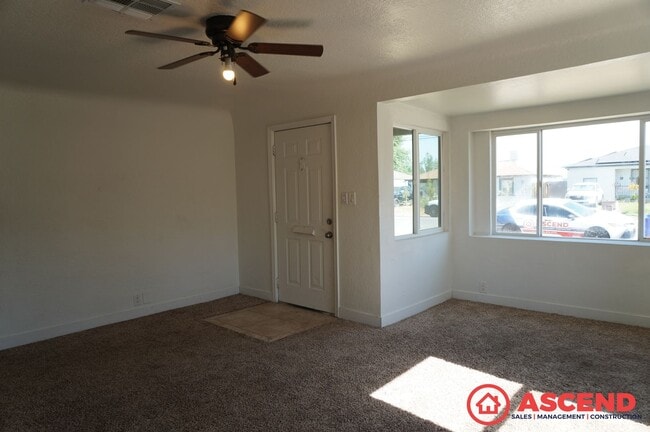 Building Photo - Spacious 3BD/1.5BA Home in Bakersfield's 93308 — Garage, Water Included & Small Pets Welcome!