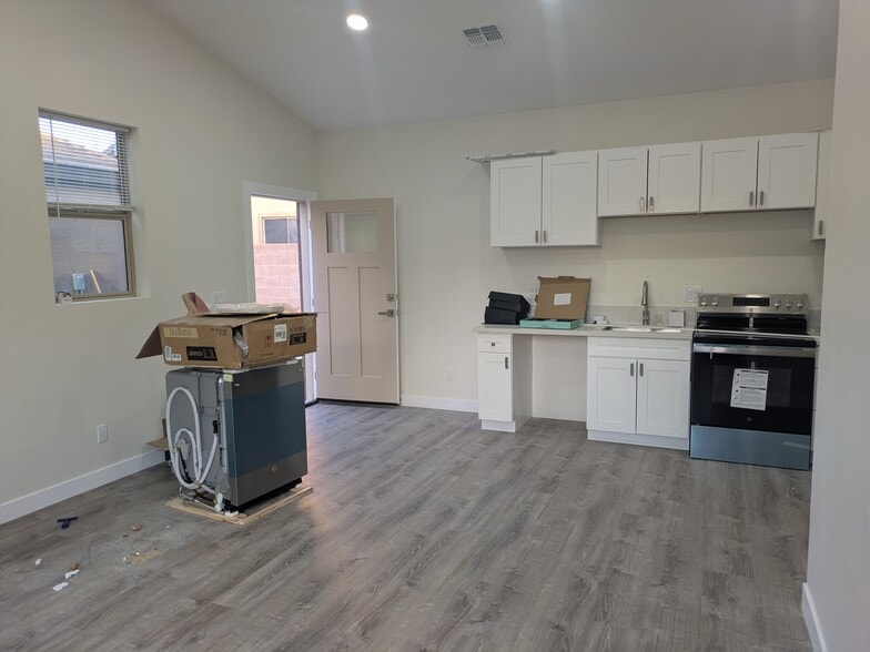 Building Photo - 14339 W Desert Hills Dr