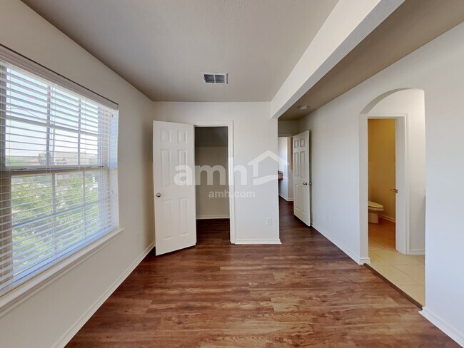 Building Photo - 5564 Thunder Bay Dr