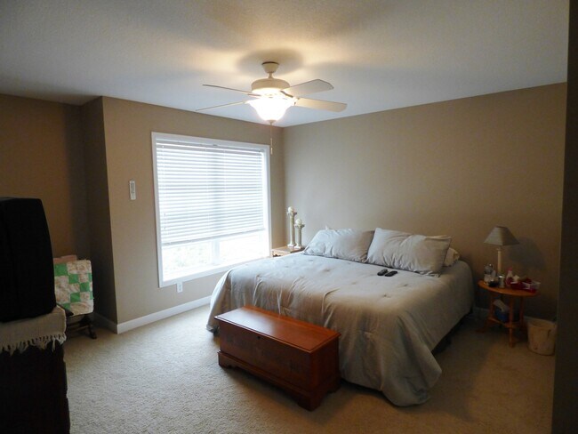 Building Photo - 3 bedroom town home