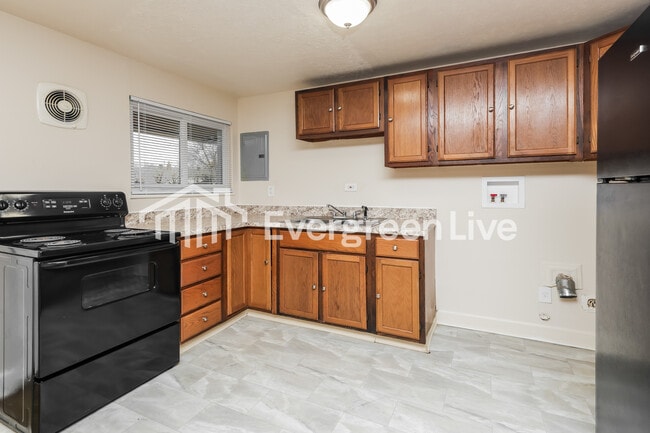 Building Photo - 4760 Rolling St