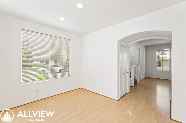 Building Photo - Bright & Spacious 3-Bedroom 2.5 Bath Home in Gated Oak Creek Community