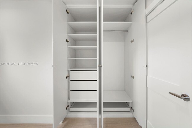 Building Photo - 10945 SW 75th Ct