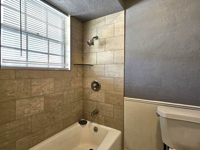Building Photo - Beautiful 2 Bed 2 Bath Moments Away From L...