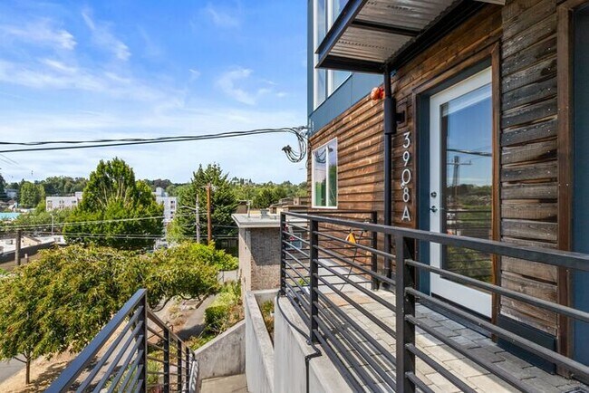 Building Photo - Stunning Columbia City Townhome w/ Views and Air Conditioning