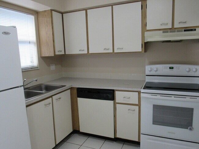 Building Photo - 904 Riverside Dr