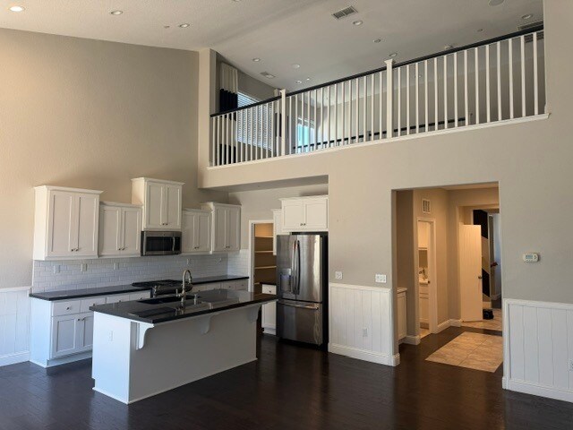 Building Photo - Gorgeous 3 Bedroom 3 Bathroom Plus Loft Area Home