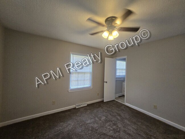 Building Photo - Spacious three bedroom West Columbia home