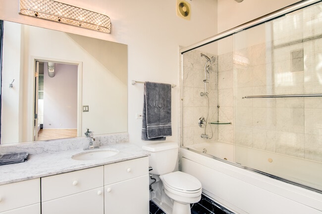 Master bath w/ soaking tub - 843 W Adams St