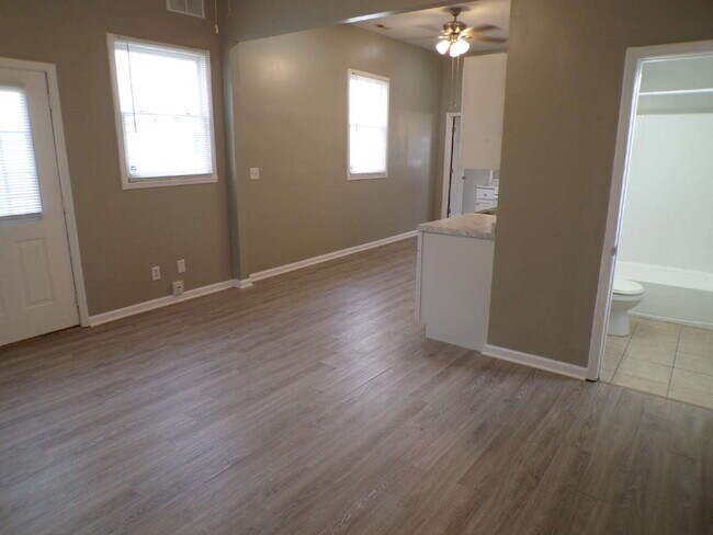 Building Photo - 2 bedroom, 1 bathroom house in Russell neighborhood