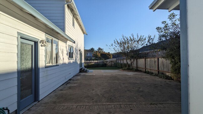 Building Photo - Spacious 3/2 with large yard