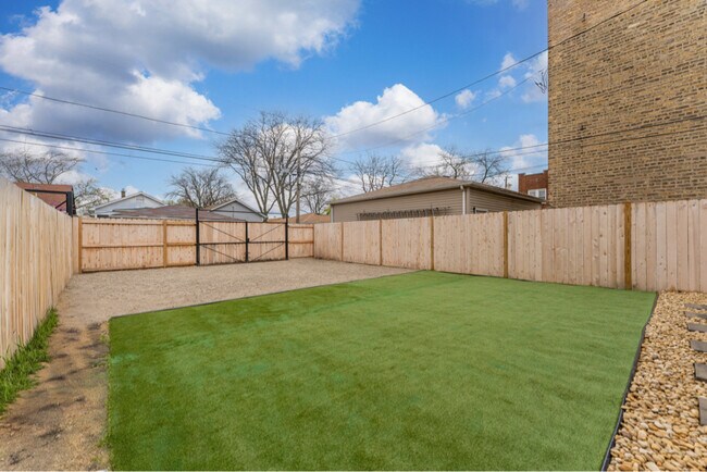 Building Photo - 5304 W Cornelia Ave