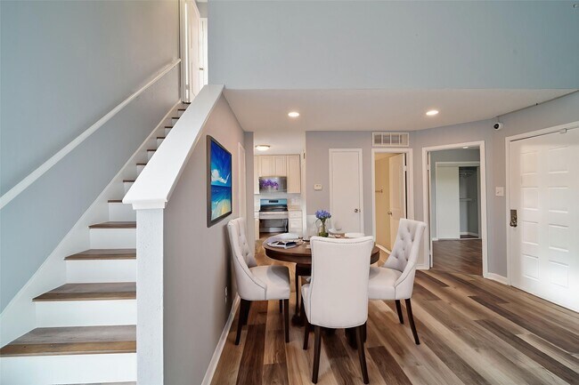 Building Photo - 10855 Meadowglen Ln
