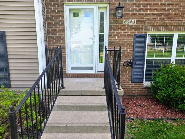 Building Photo - 4543 NE McDougal Ln