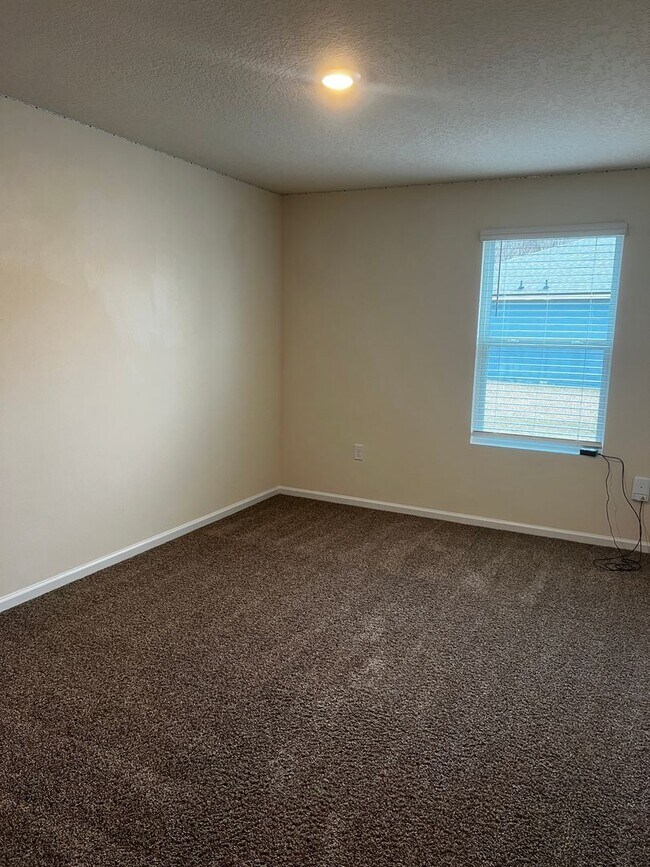 Building Photo - 4/2 centrally located!!