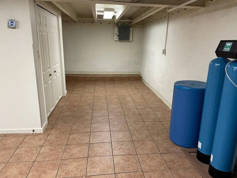 Building Photo - 3409 Division Hwy