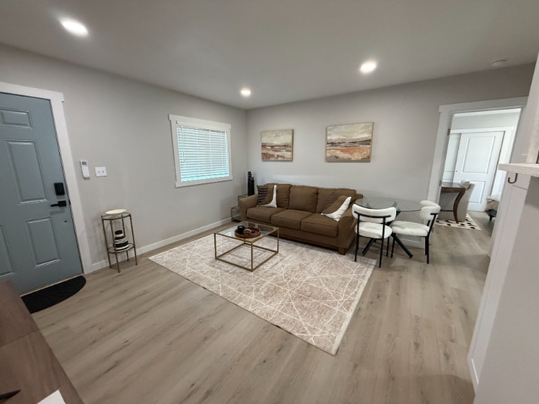 Building Photo - 3013 W Lakeside Dr