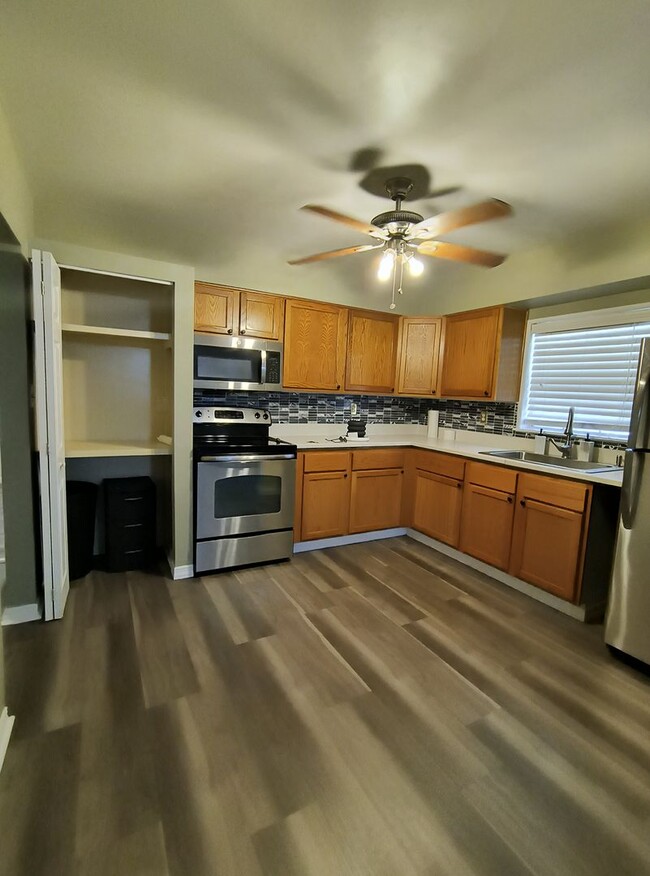 Building Photo - Gorgeous Spacious 4-Bedroom, 2-Bathroom in...