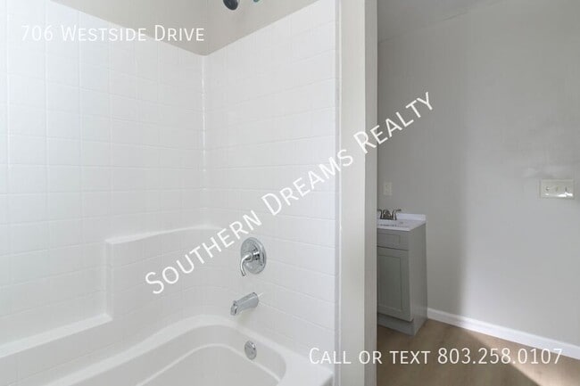 Building Photo - 706 Westside Dr