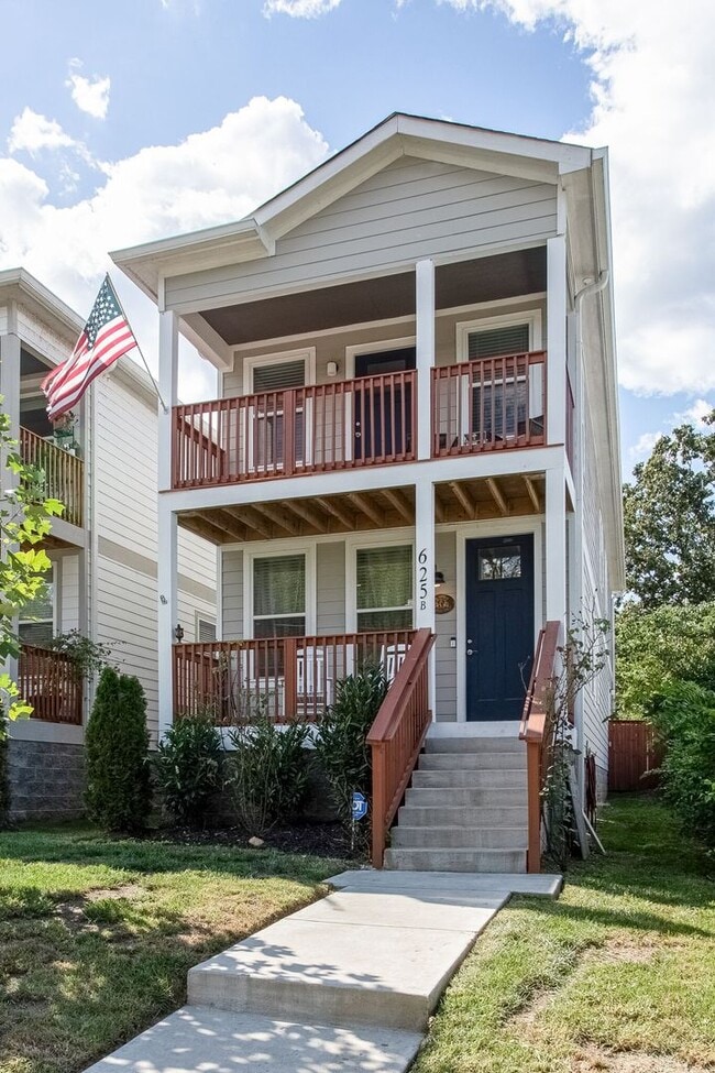 Building Photo - Available Now! 4 Bed, 3.5 Bath, Convenient...