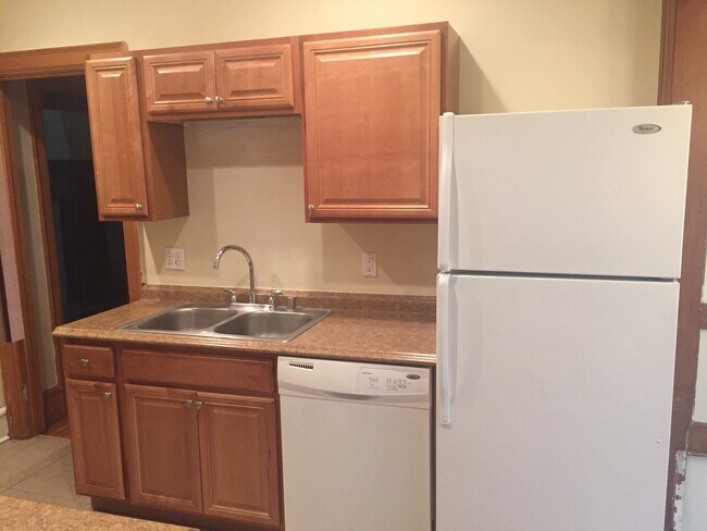 Building Photo - 2704 E Hartford Ave